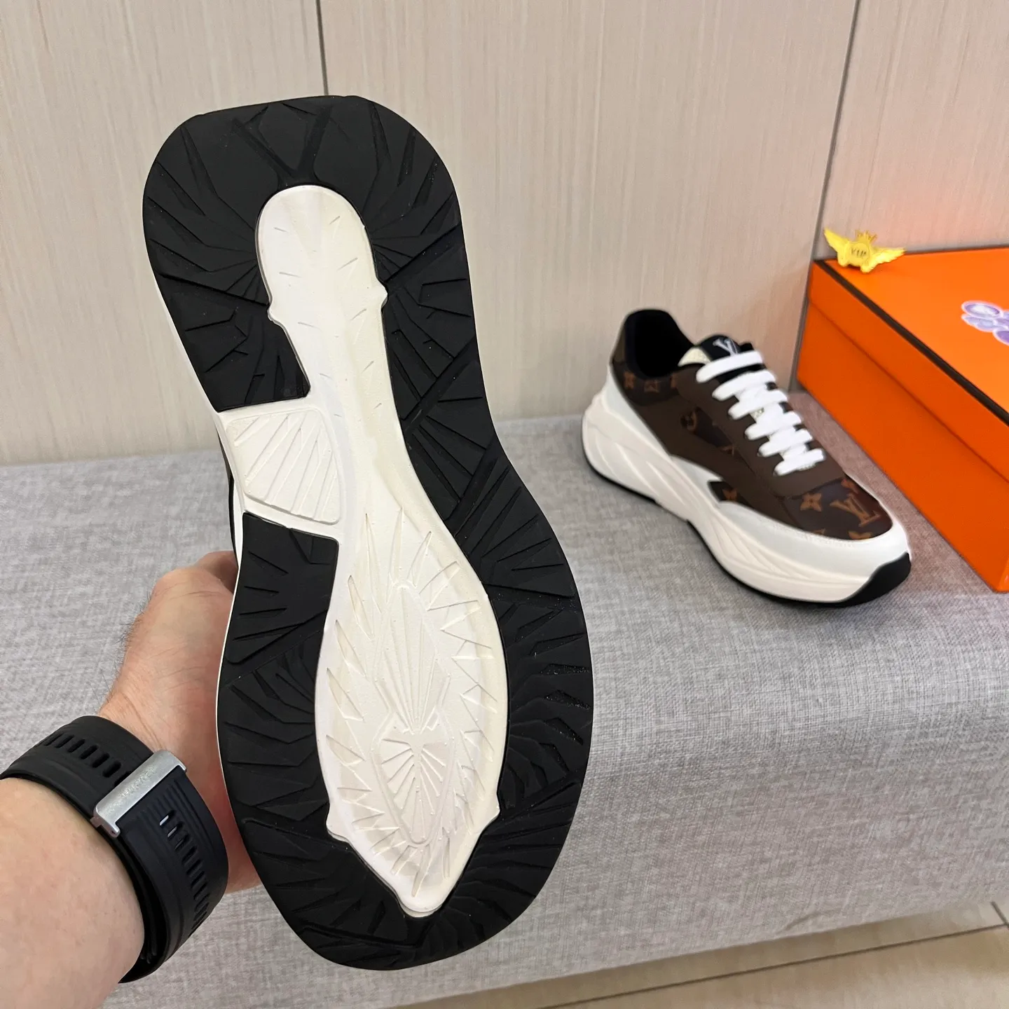 🚘🚘Factory batch 460 men's shoes💰[LV]🔥 Louis Vuitton, high-end men's shoes brand, official website 1:1 latest masterpiece: the upper is made of Italian imported first-layer cowhide with a comfortable and breathable lining➕original non-slip and wear-resistant outsole🔥, making walking more convenient and comfortable! An exclusive new model, a stunning work, a beautiful 1:1 replica [color] compared to the official quality! Create a fashionable personality to set off your uniqueness! A must-have for trendy men! Classic 🔥Size: 38-44 Color: 🔥 2⃣️colors available🔥.